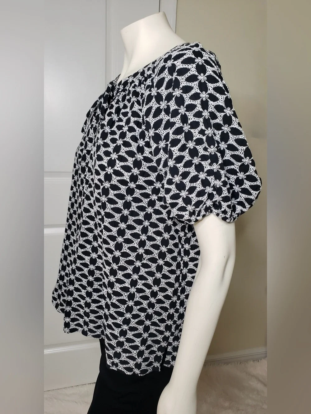 LOFT Black and White Geometric Tie-Neck Blouse X-Large